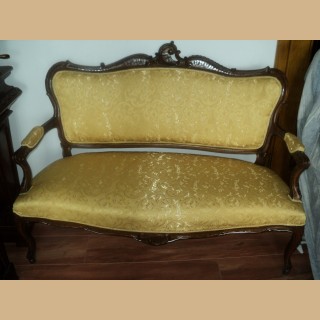 divanetto antico con 2 poltrone +4 sedie in noce restaurate e tappezate misura divano lun 140 alt 95 pro 70